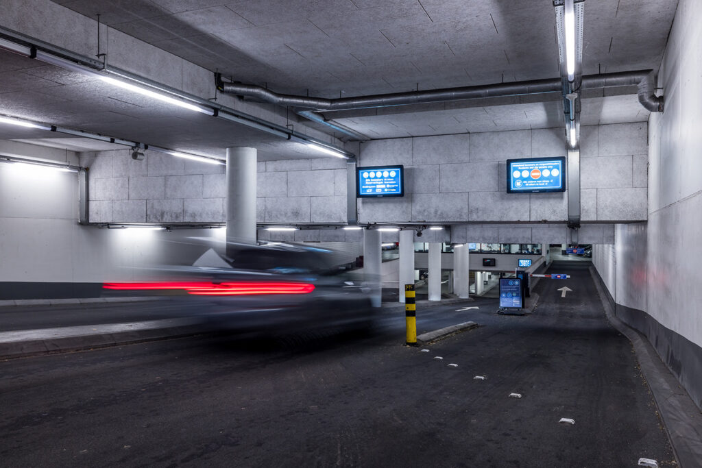 Een auto die goedkoop gaat parkeren in Amsterdam bij amsterdamcentrumparkeren.nl