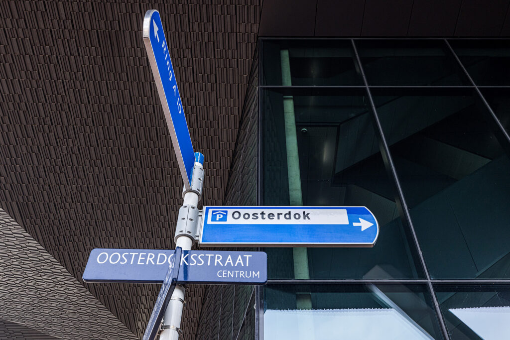 Wegbewijzering in Amsterdam die wijzen naar de parkeerplek van Amsterdamcentrumparkeren op het Oosterdok